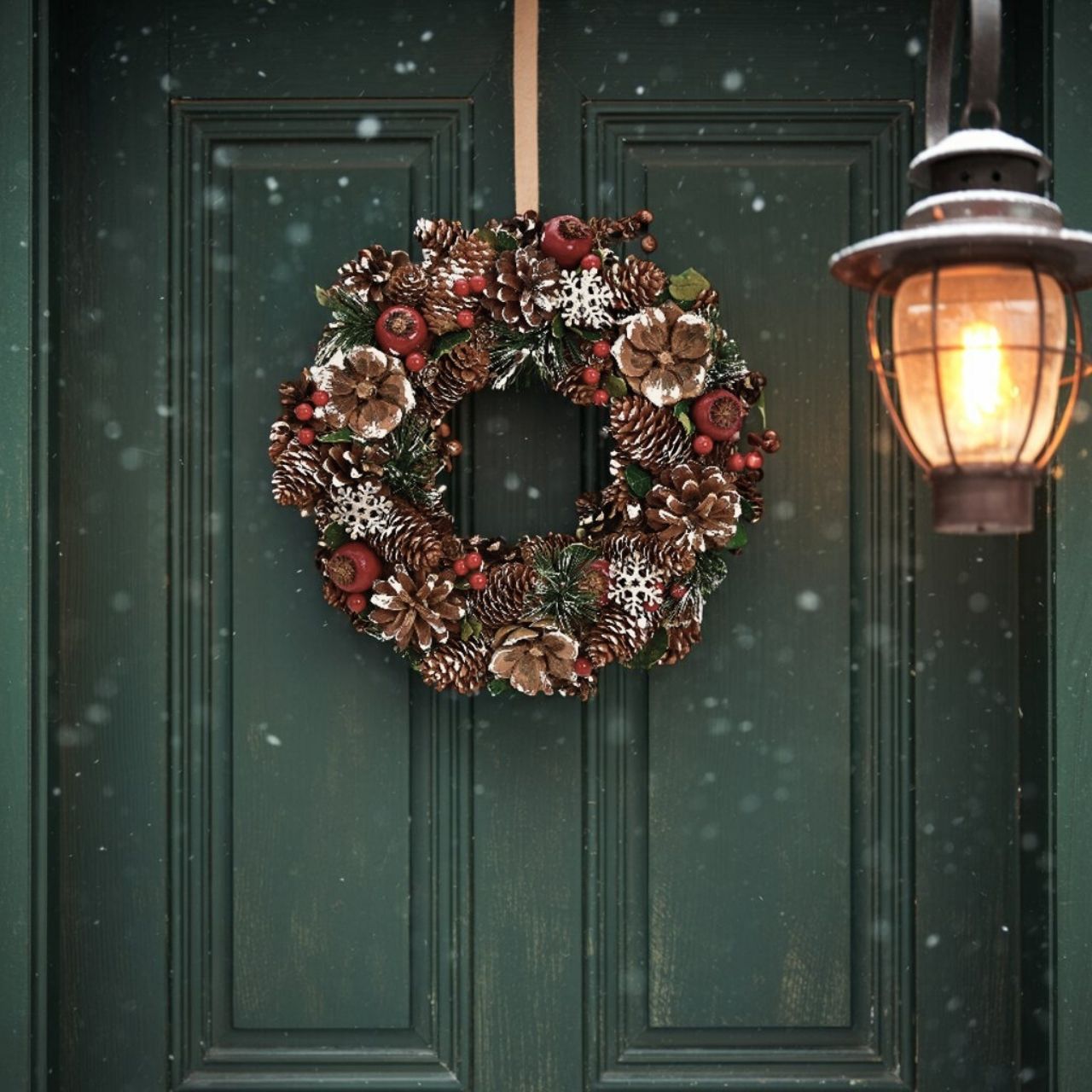 Couronne de Noël traditionnelle en bois et plastique – Rouge, vert & marron – Ø 34 cm