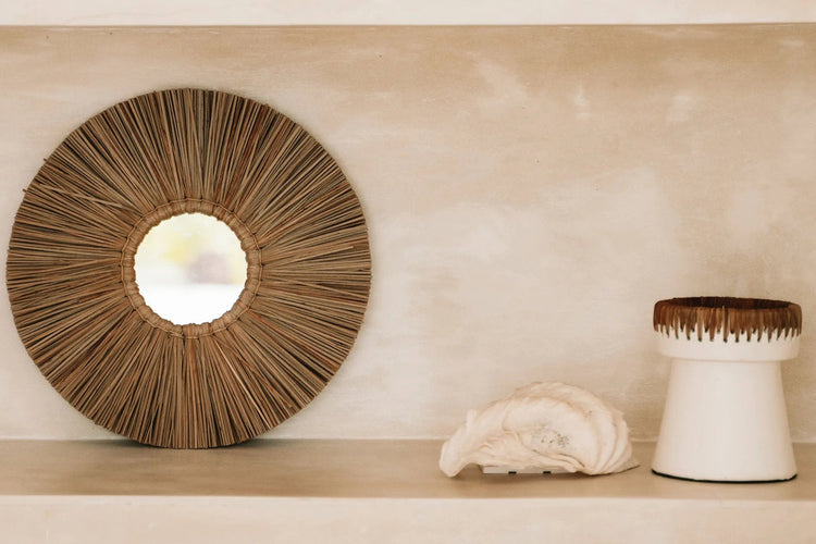 miroir décoratif dans un salon moderne ambiance naturelle