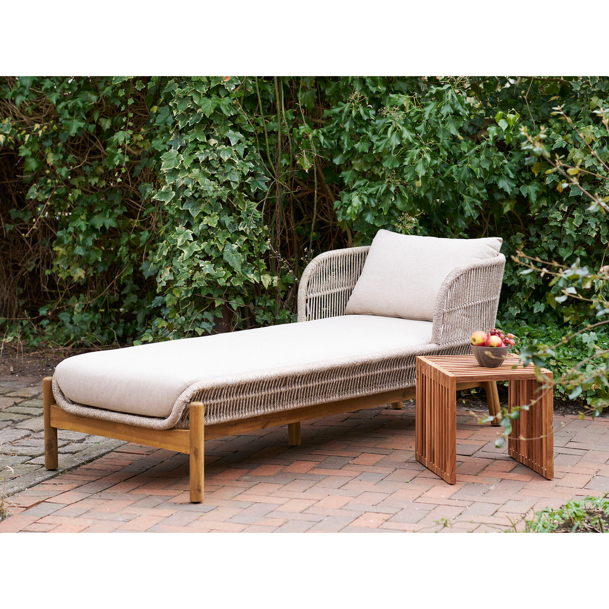 Table d’appoint Pego en teck naturel – 40 × 40 × 40 cm