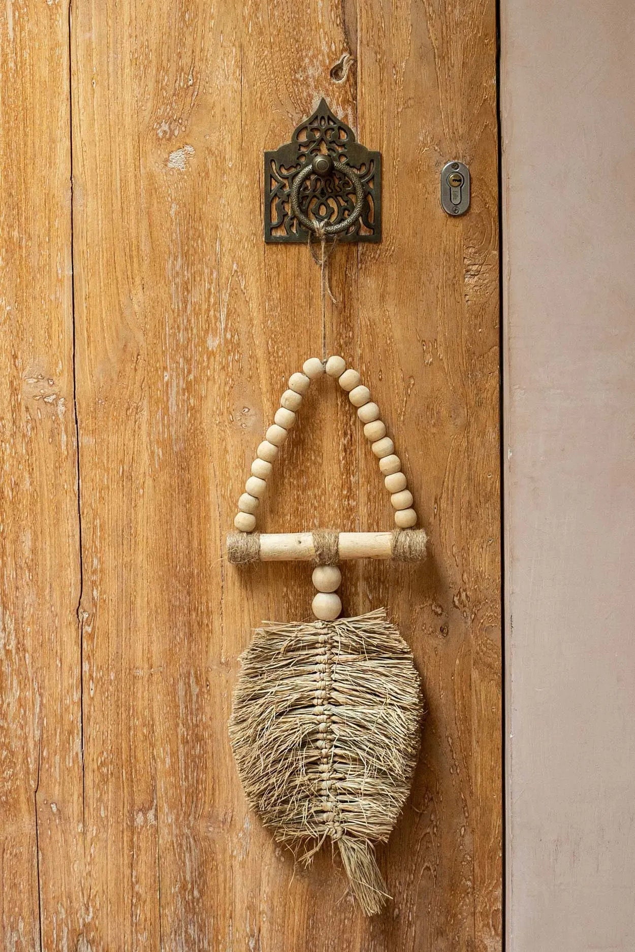 La décoration suspendue triangle en raphia