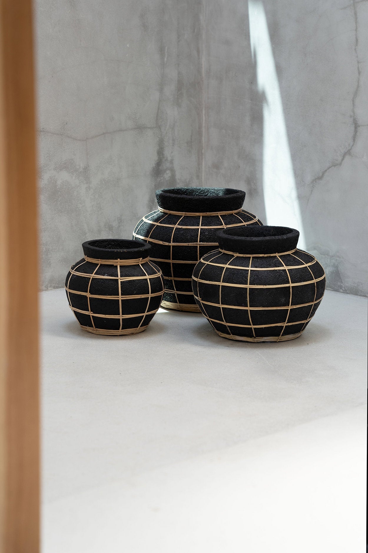 Vase Belly noir naturel en terre cuite – L