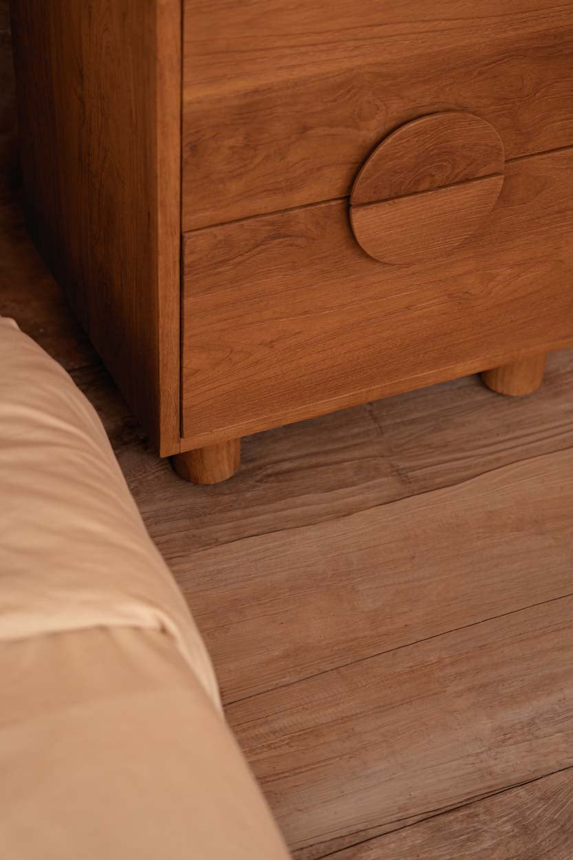 Table de chevet Eclipse en teck massif naturel – 2 tiroirs