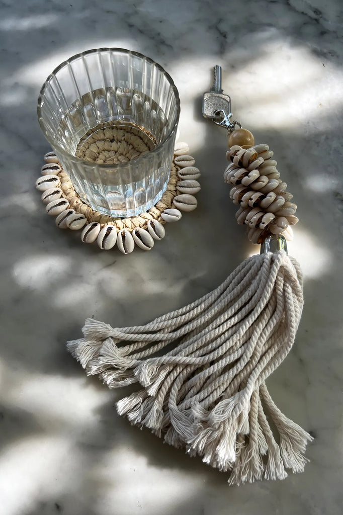 Le Sous-Verre  en raphia et coquilages - Naturel