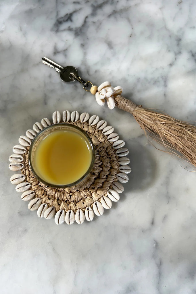 Le Sous-Verre  en raphia et coquilages - Naturel
