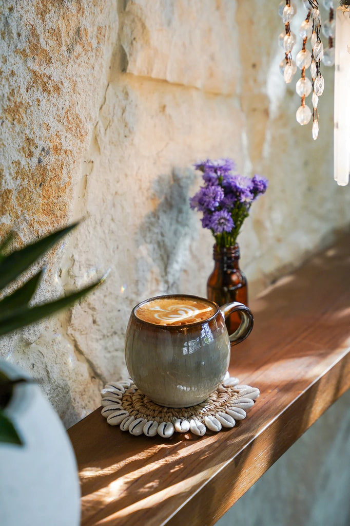 Le Sous-Verre  en raphia et coquilages - Naturel